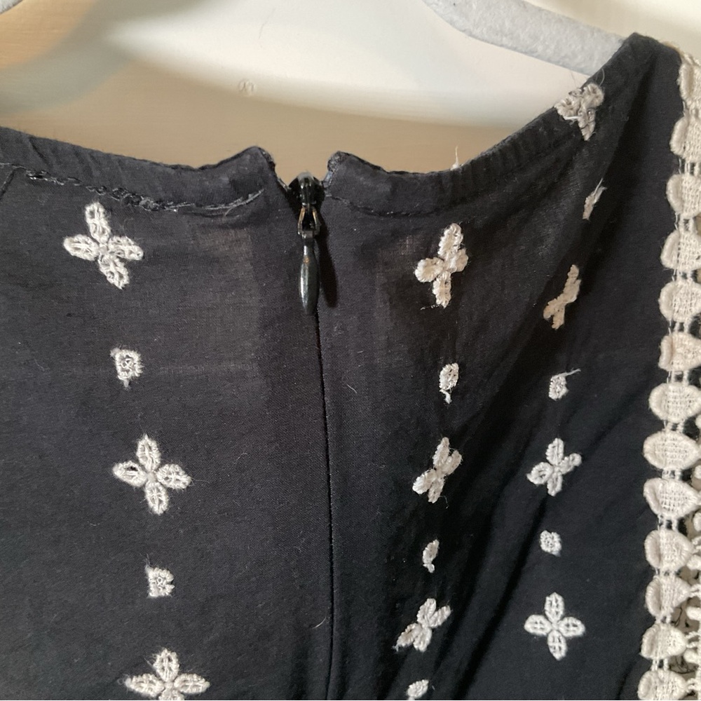Jennifer & Grace Women’s Black & White Eyelet Ruffle Cap Sleeve Blouse. Size L - Picture 3 of 6